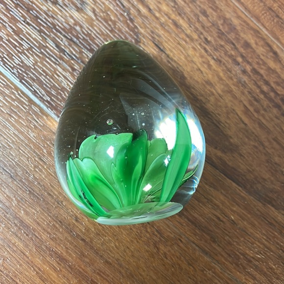 Hand Blown Glass Egg Shaped Paper Weight Green Flower - Picture 4 of 17